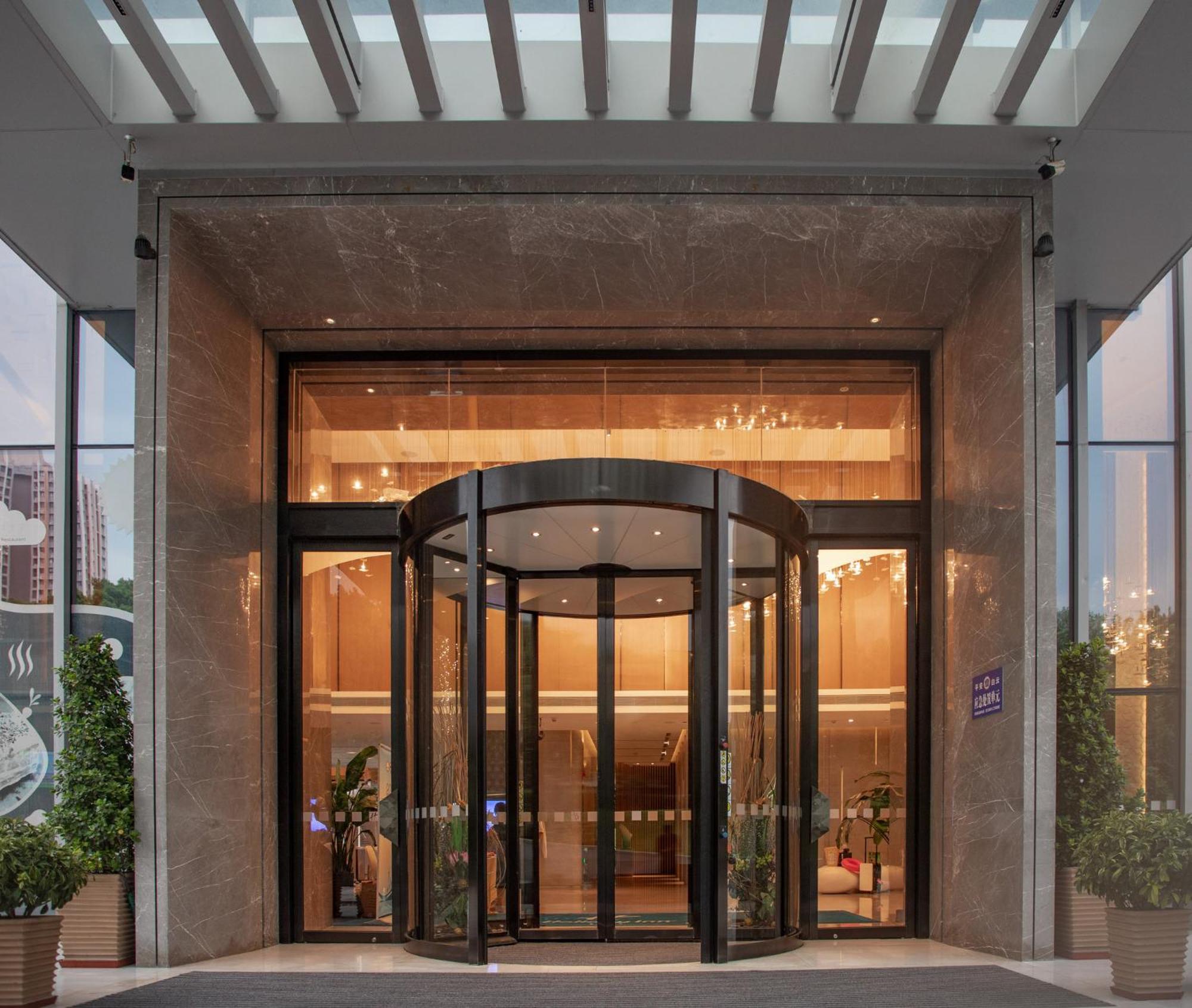 Holiday Inn Guangzhou South Lake Hotel - Ideal For Business & Leisure Экстерьер фото